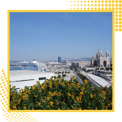 Direction le port et les plages de Marseille avec chauffeur privé tesla