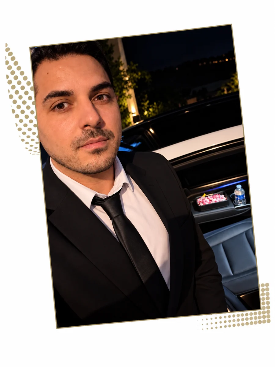 Chauffeur en costume et cravate près d’un véhicule