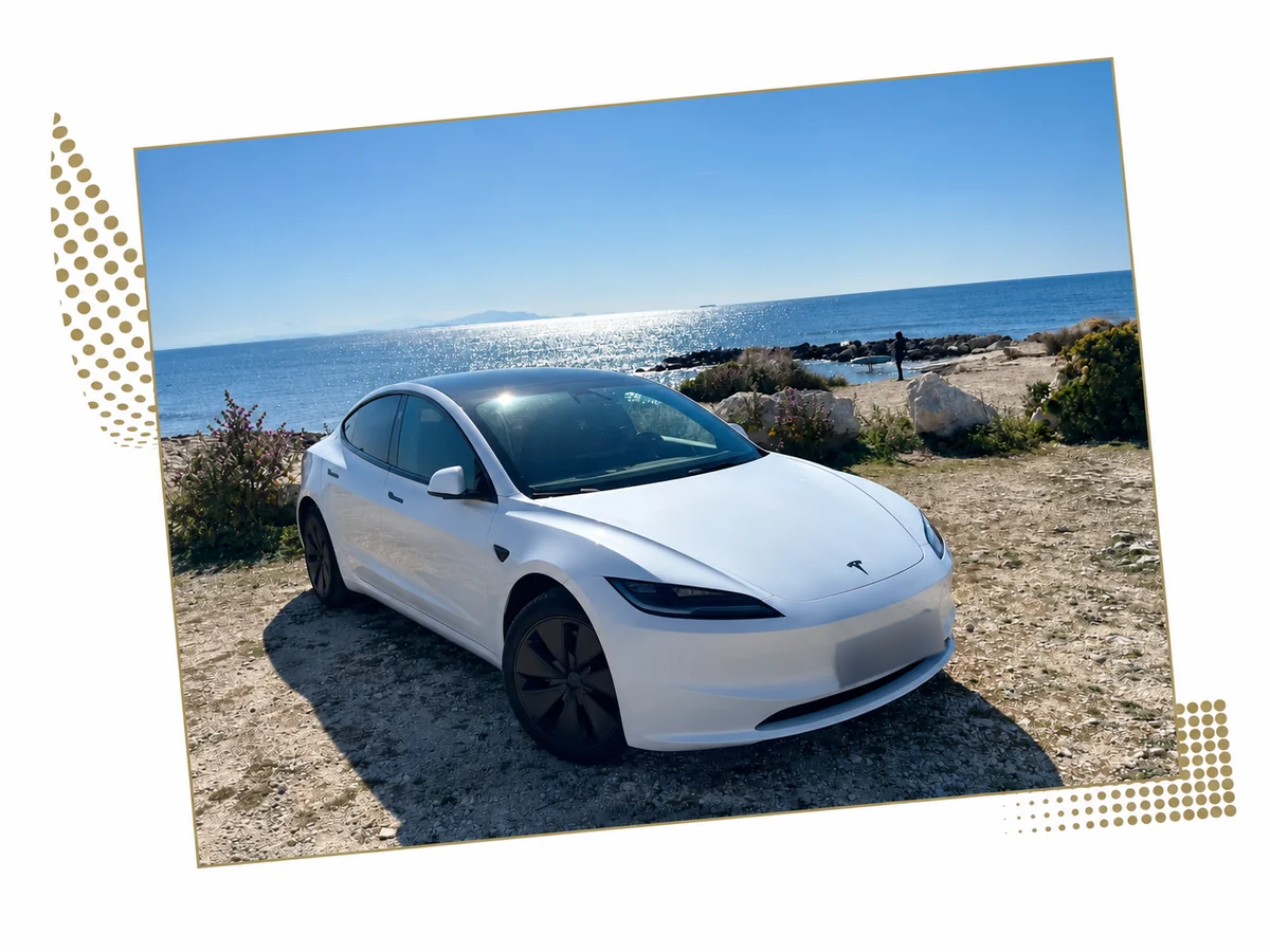 Tesla Model 3 blanche avec la mer en arrière-plan