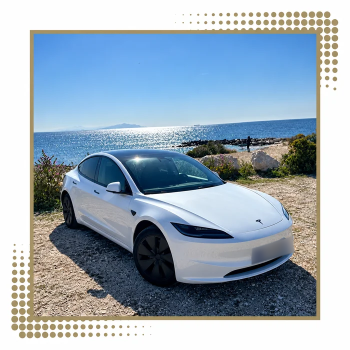 Tesla Model 3 blanche avec la mer en arrière-plan