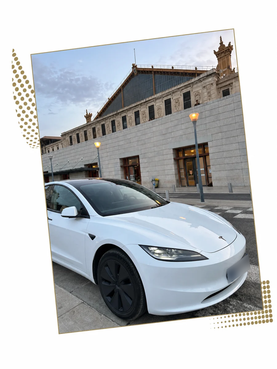 Tesla Model 3 blanche devant la gare Saint-Charles à Marseille