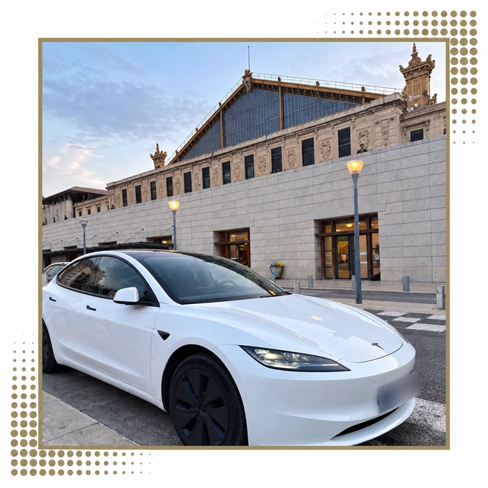 Tesla Model 3 blanche devant la gare Saint-Charles à Marseille