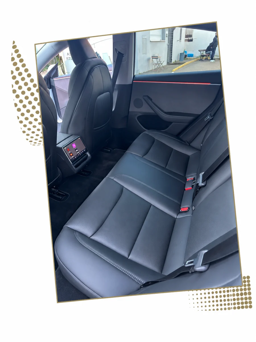 Banquette arrière et écran passager d’une Tesla Model 3