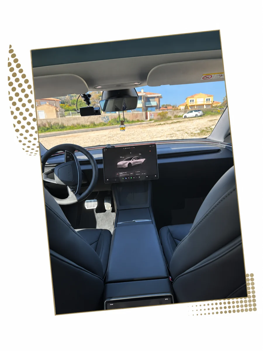 Sièges avant, console et écran central d’une Tesla Model 3