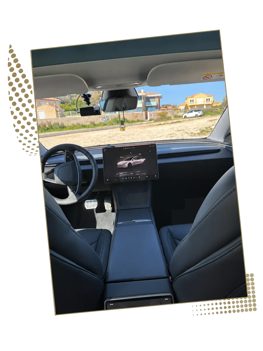 Front seats, console and central screen of a Tesla Model 3