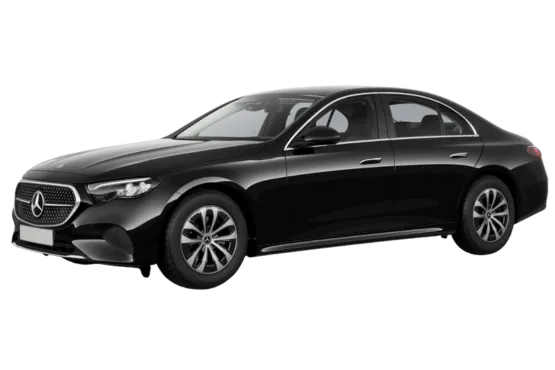 Mercedes Classe E noire vue de trois quarts